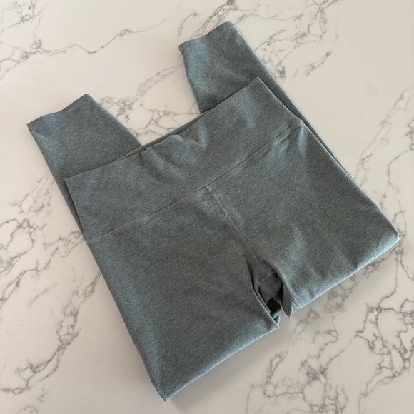 Vuori Clean Elevation Legging SHORT - Stormy Heather - Size Large - Picture 2 of 6